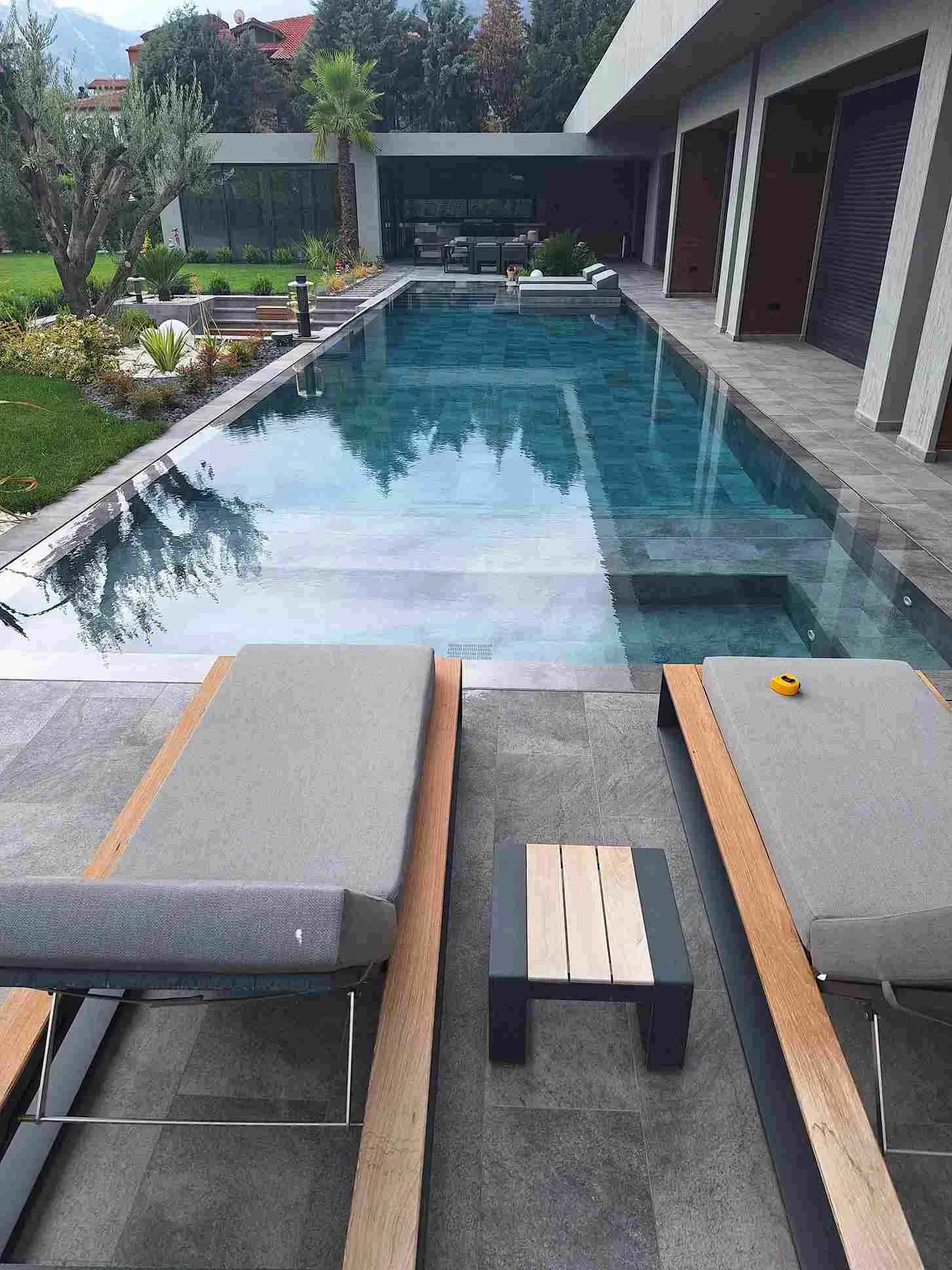 Temiz ve berrak suyuyla göz alıcı bir yüzme havuzu